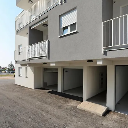 Charming Sparcle In Dalmatia ザダル